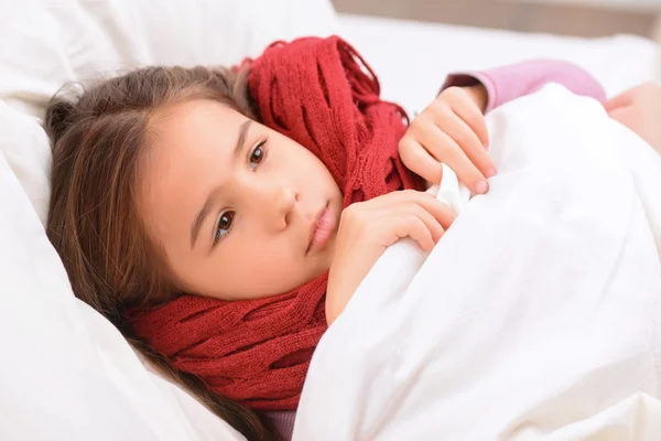 Little girl lying in bed — Stock Photo, Image