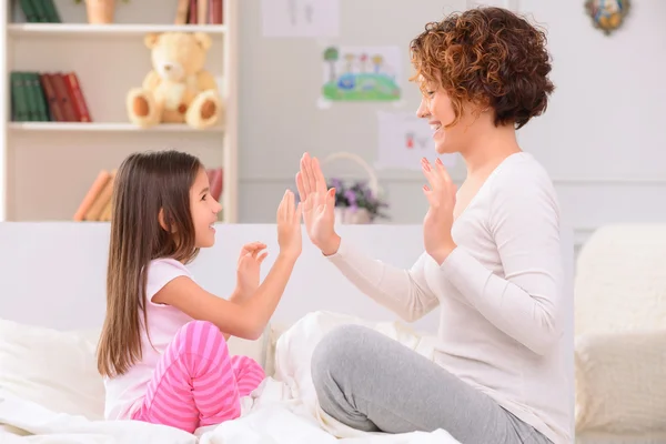 Feliz madre e hija divirtiéndose —  Fotos de Stock