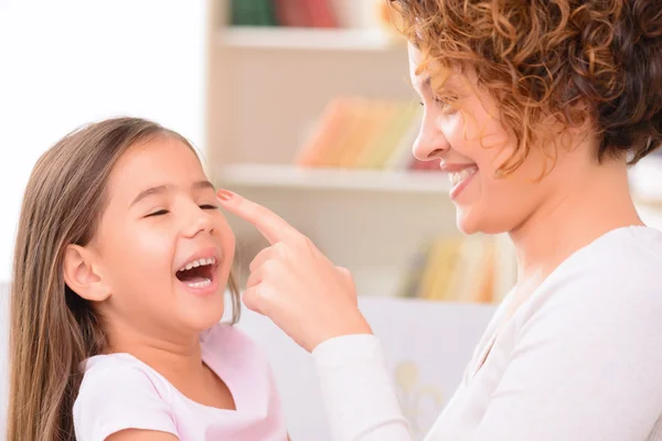 Gelukkig moeder en dochter plezier — Stockfoto