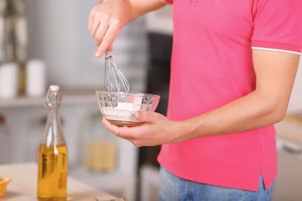 Jemand macht Rührei zum Frühstück. — Stockfoto