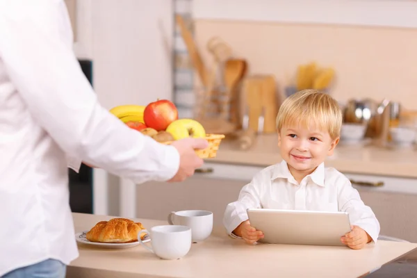 Dad offers his son to take any fruit. — Stock Photo, Image