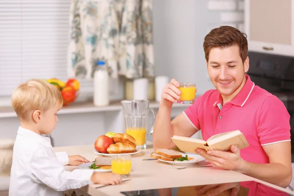Pai e seu filho estão tomando bom café da manhã . — Fotografia de Stock