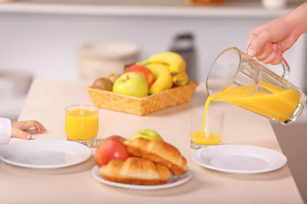 Padre vierte jugo de naranja en el vaso . —  Fotos de Stock