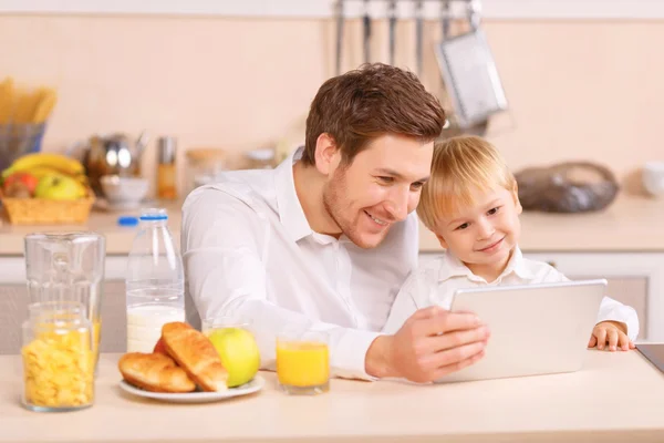 Father and son are taking pictures of themselves. — Stock Photo, Image