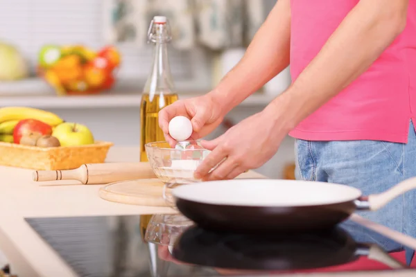 Man preparing scrambled eggs for breakfast. — 스톡 사진