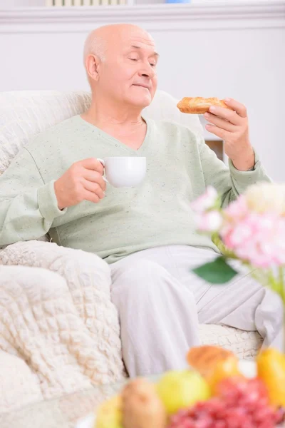 Sevgi dolu çift çay içme — Stok fotoğraf