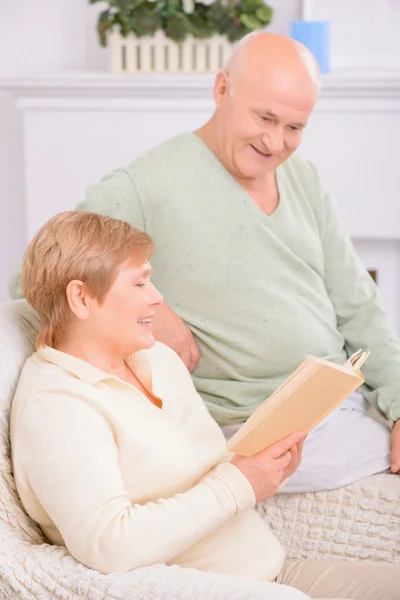 Adult couple reading book — Stock Photo, Image