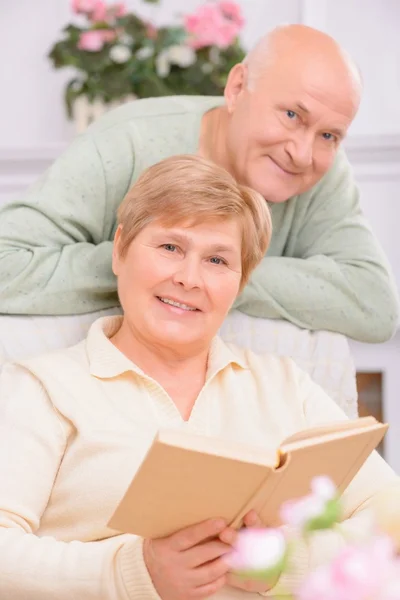 Pareja adulta leyendo libro — Foto de Stock