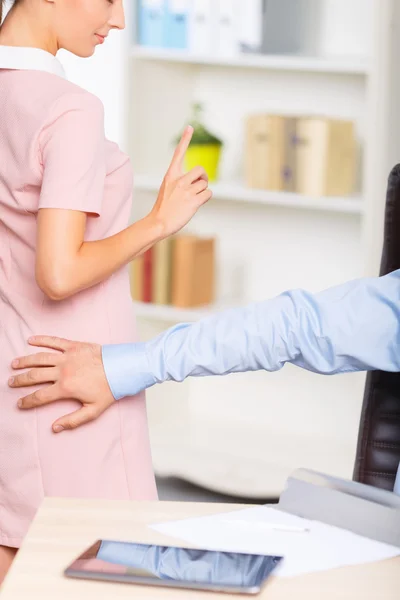 Жінка-працівник відмовляється від партнера, щоб торкнутися її спини . — стокове фото