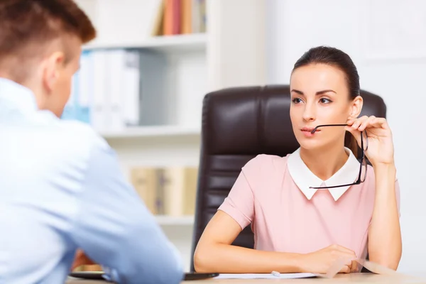 Funcionário feminino olha para seu parceiro sedutoramente . — Fotografia de Stock