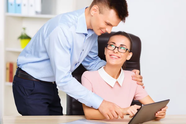 Erkek çalışan office kız arkadaşı kucaklamaları. — Stok fotoğraf