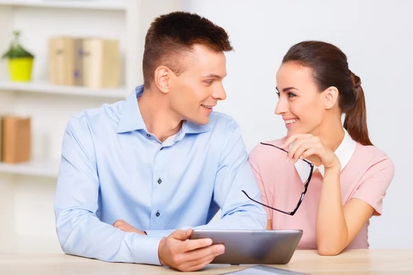 Junges Büro-Paar teilt einen liebevollen Blick. — Stockfoto