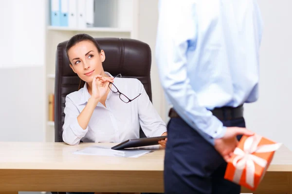 Spottende officemanager zitten aan de balie. — Stockfoto