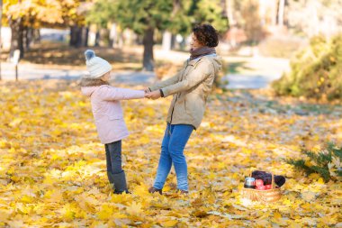 Anne ve kızı gidiş bir piknik yapmak için 