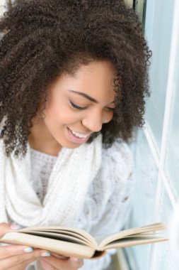 kız kitap okuyor.