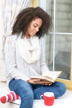 kitap okuma ve çay içme kız