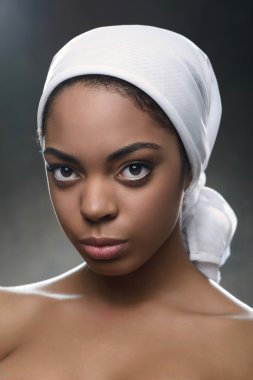 düz seyir kendine güvenen kız