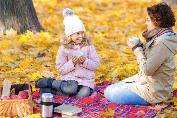 Madre e hija almorzando — Foto de Stock