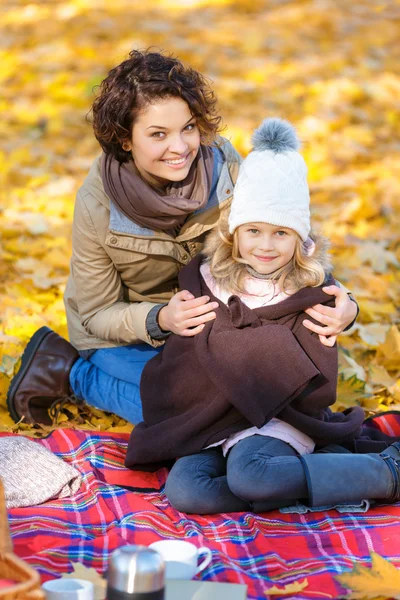 Mãe e filha relaxando no parque — Fotografia de Stock