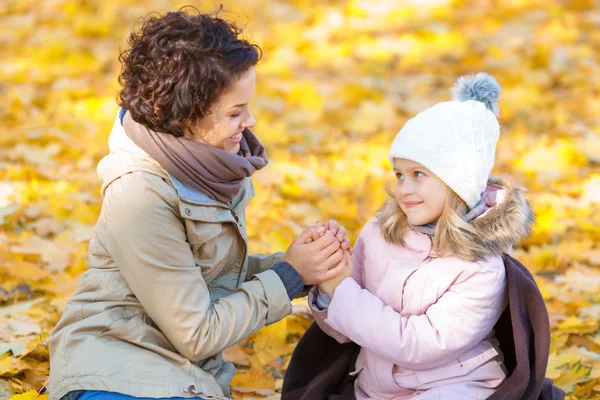 Mutlu anne Parkta piknik