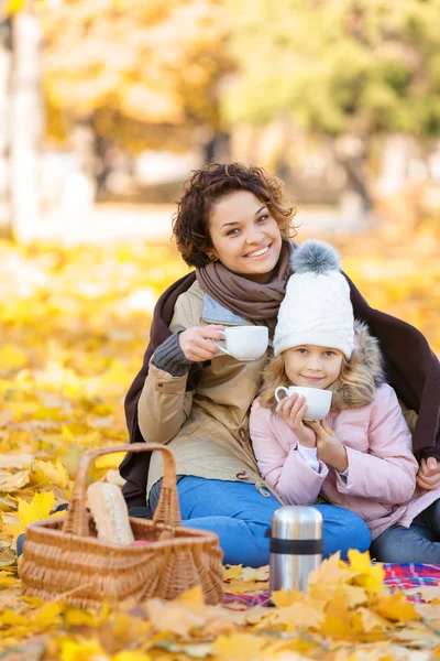 Madre e hija bebiendo té — Foto de Stock