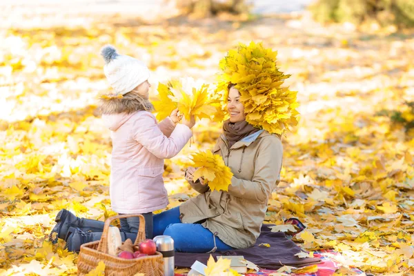 Madre e hija jugando en el parque —  Fotos de Stock