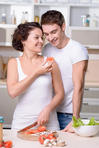 Senhora dando fatia de tomate para seu namorado — Fotografia de Stock