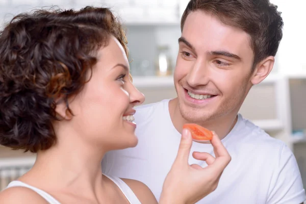 Dame gibt Tomatenscheibe an ihren Freund — Stockfoto