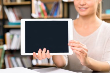 kadın onun taşınabilir tablet gösterilen.