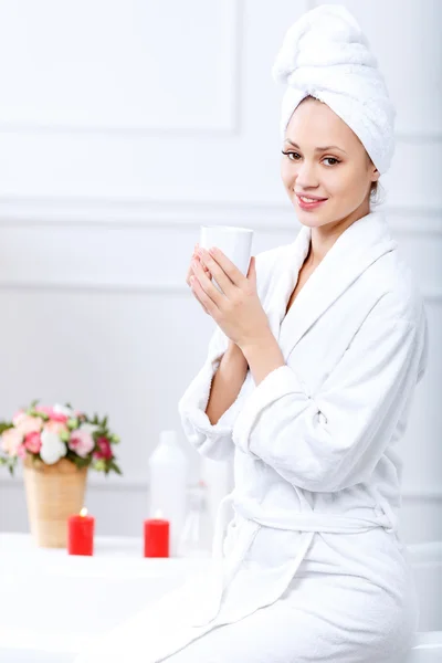 Ragazza che beve tè in bagno — Foto Stock