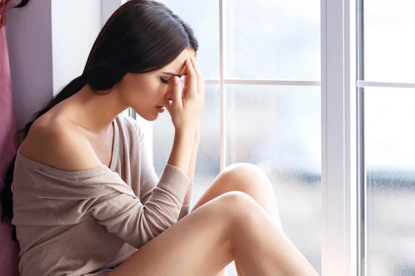 Mujer joven sintiendo dolor de cabeza — Foto de Stock