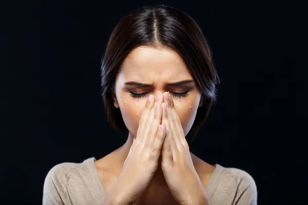 Angenehmes Mädchen, das Emotionen ausdrückt — Stockfoto