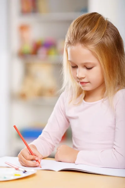 Kleines Kind zeichnet fleißig. — Stockfoto