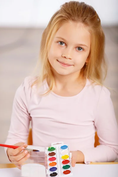 Dziewczynka za pomocą farby akwarelowe. — Zdjęcie stockowe