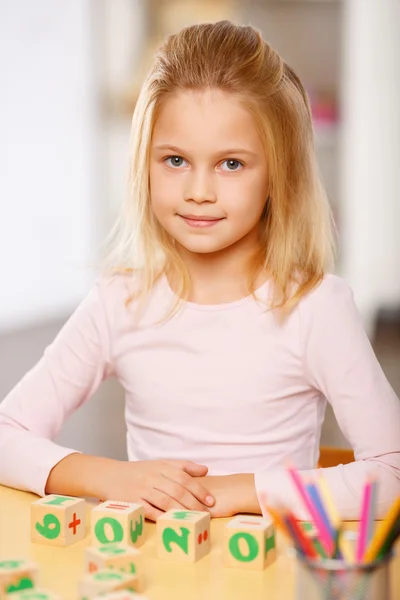 Actividades matemáticas con cubos unifijos . — Foto de Stock