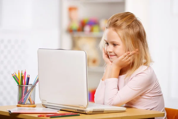 Kleines Mädchen spielt mit Laptop. — Stockfoto