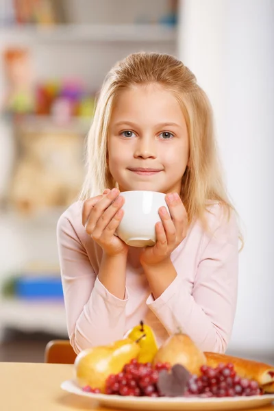 Kleines Mädchen trinkt Tee. — Stockfoto