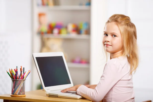 Petite fille utilise un ordinateur portable . — Photo
