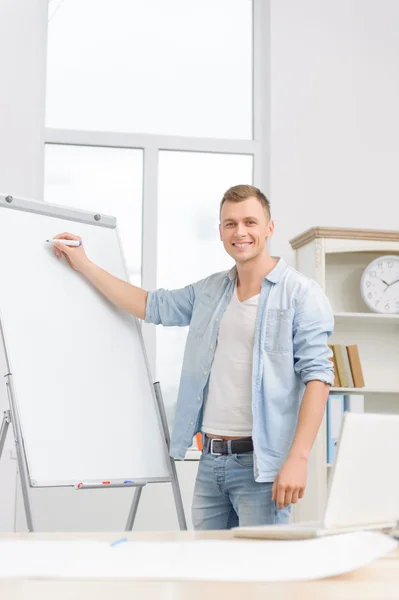 Unternehmer schreibt auf Whiteboard. — Stockfoto