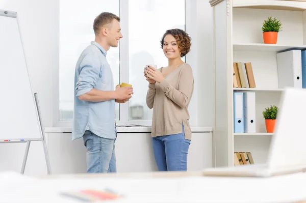 Dois colegas alegres fazendo uma pausa . — Fotografia de Stock