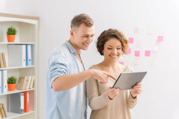 Colegas estão trabalhando com tablet . — Fotografia de Stock