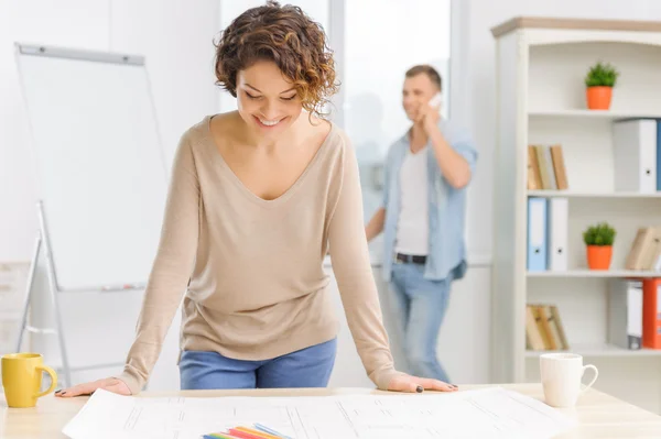 Female employee is checking a drawing. — Φωτογραφία Αρχείου