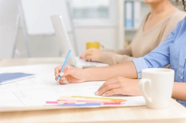 Two young women are busy working. — Stockfoto