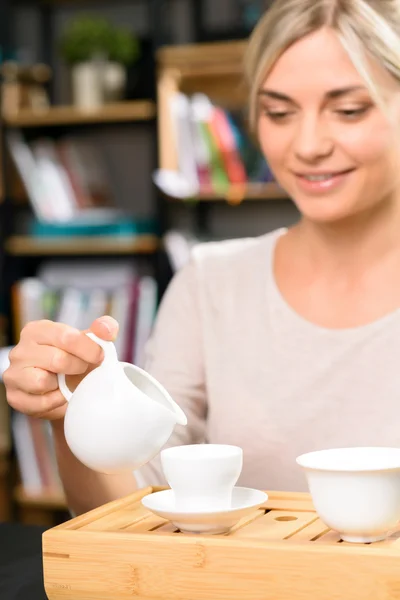 Beber té entre libros — Foto de Stock