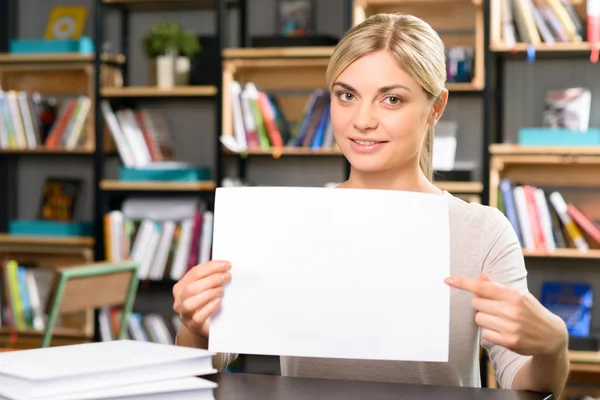 Meisje houdt een vel papier. — Stockfoto