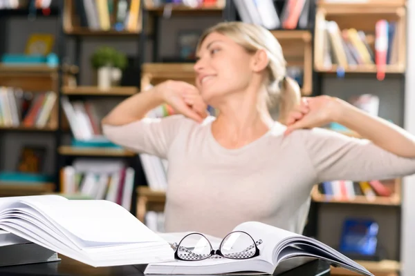 Moe jonge vrouw die zich uitstrekt haar rug. — Stockfoto