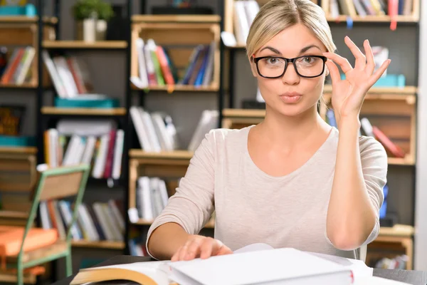 Atrakcyjna kobieta bibliotekarz w pracy. — Zdjęcie stockowe