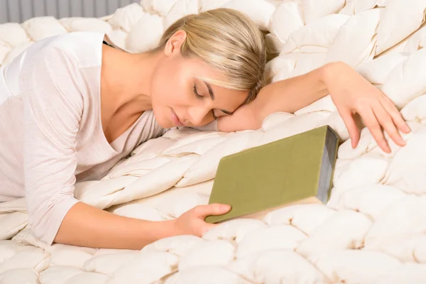 Jonge vrouw valt in slaap tijdens het lezen. — Stockfoto