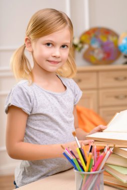 Masada oturan güzel kızlar