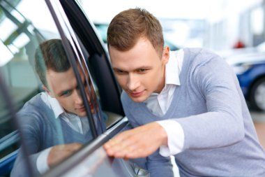 Hoş adam araba Otomobil Fuarı içinde seçme